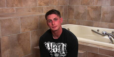 Beefcake Liam gioca con il cazzo nella vasca da bagno