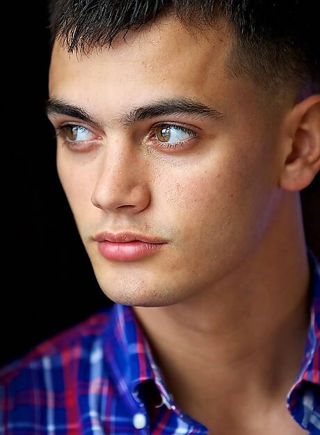 Strongman Porter posa nudo e mostra il sedere sodo