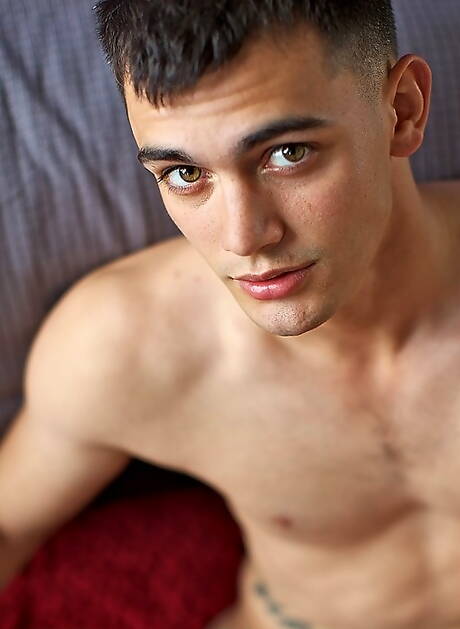 Strongman Porter posa nudo e mostra il sedere sodo