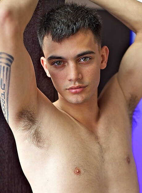 Strongman Porter posa nudo e mostra il sedere sodo