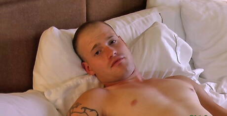 Bruce le costaud taquine avec un jouet