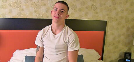 El supersemental Andre se desnuda y muestra su culo apretado