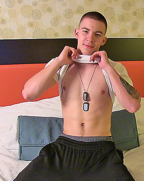 El supersemental Andre se desnuda y muestra su culo apretado