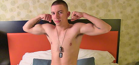 El supersemental Andre se desnuda y muestra su culo apretado