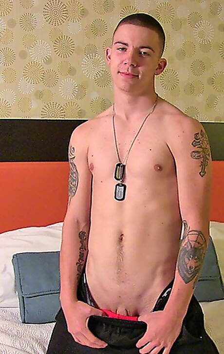 Active Duty: El supersemental Andre se desnuda y muestra su culo apretado