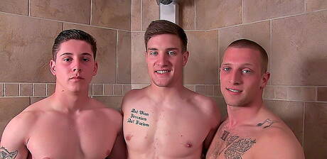 Os caras sem vergonha Tito, Shea e Niko fazem sexo anal a três no banheiro