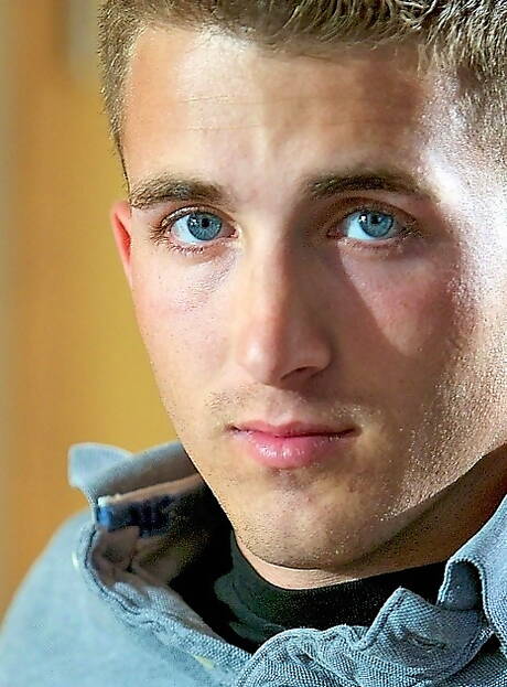 El hombre fuerte rumano Kaleb Stryker posando desnudo y mostrando su culo apretado