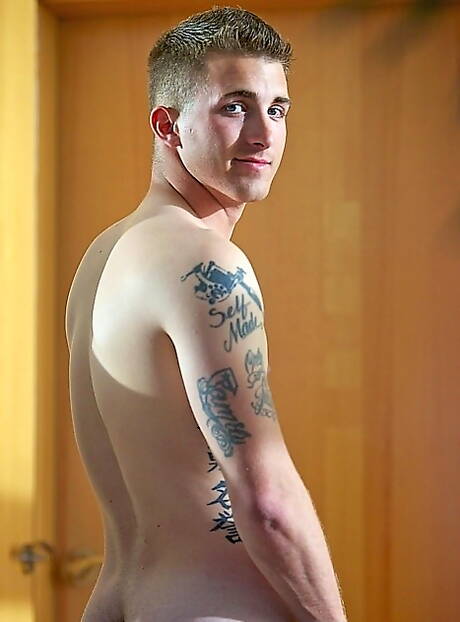 El hombre fuerte rumano Kaleb Stryker posando desnudo y mostrando su culo apretado