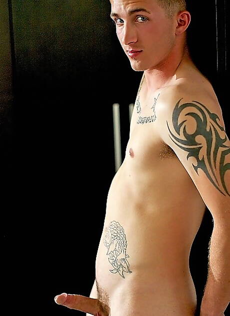 El hombre fuerte rumano Kaleb Stryker posando desnudo y mostrando su culo apretado