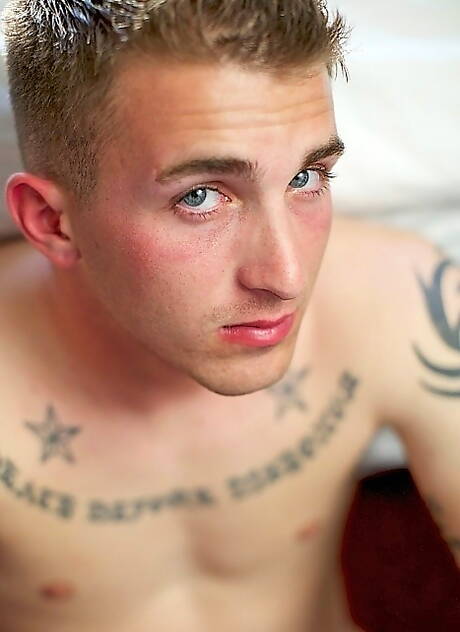 El hombre fuerte rumano Kaleb Stryker posando desnudo y mostrando su culo apretado