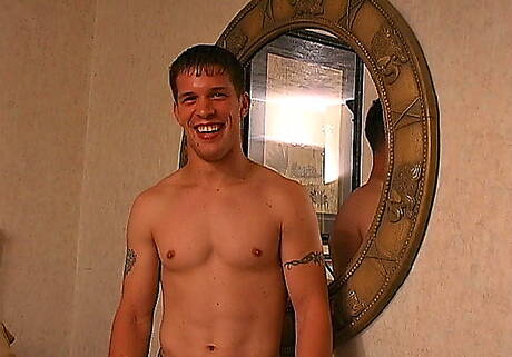 Stoere Jamie en gespierde Jake (grote Jake) in een blowjob-scène