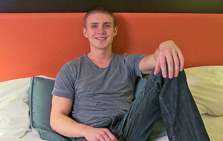 Beefy Zane posa nudo e mostra il suo culo stretto