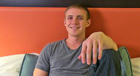 Beefy Zane posa nudo e mostra il suo culo stretto