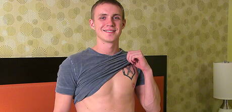 Beefy Zane posa nudo e mostra il suo culo stretto