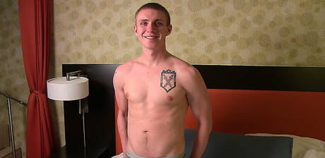 Beefy Zane posa nudo e mostra il suo culo stretto