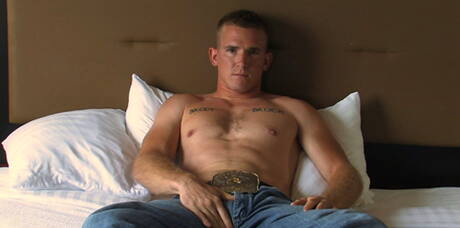 Siłacz James masturbuje się swoim kutasem