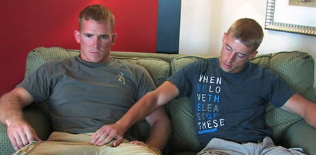 Przystojny facet Drew i ogier James w scenie ssania kutasa