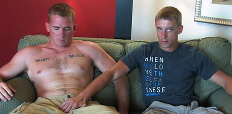 Przystojny facet Drew i ogier James w scenie ssania kutasa