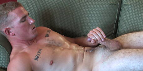 Przystojny facet Drew i ogier James w scenie ssania kutasa