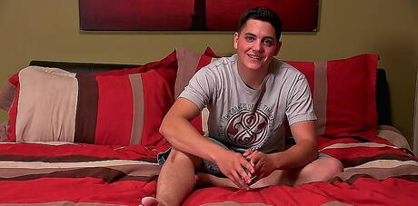 Il muscoloso Sonny si masturba con un giocattolo sessuale