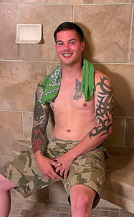 Die bullige Morgan zieht sich aus und zeigt ihren heißen Arsch im Badezimmer