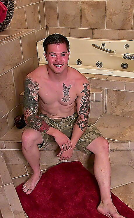 Die bullige Morgan zieht sich aus und zeigt ihren heißen Arsch im Badezimmer