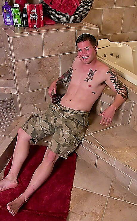 Die bullige Morgan zieht sich aus und zeigt ihren heißen Arsch im Badezimmer