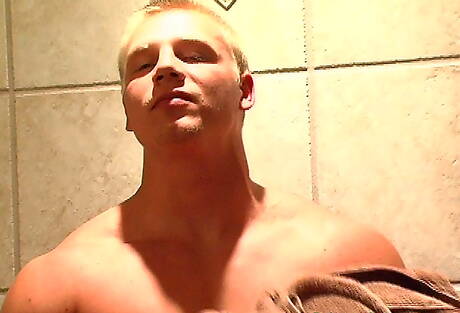 Sterke man Big D speelt met zijn pik in de hete douche