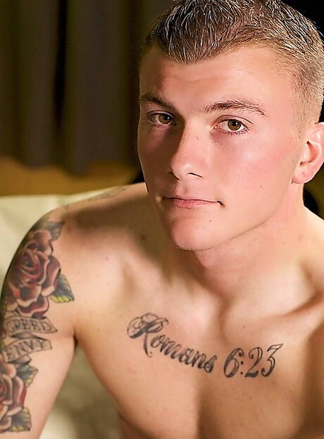 Der amerikanische Twink Devon Pryce posiert nackt und zeigt heißen Arsch