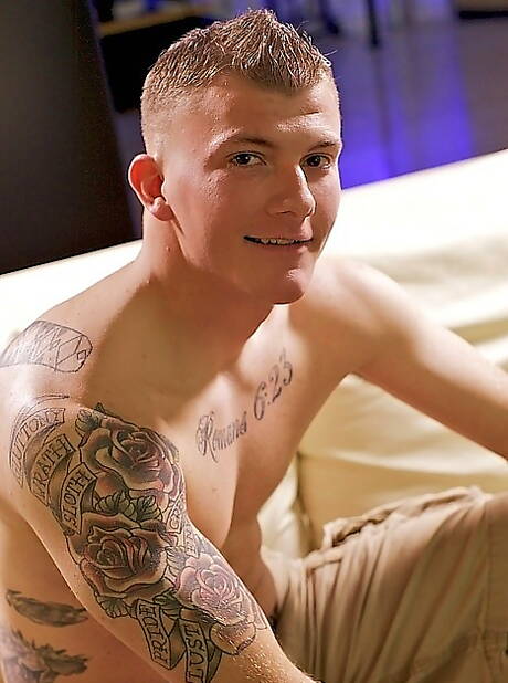 Der amerikanische Twink Devon Pryce posiert nackt und zeigt heißen Arsch