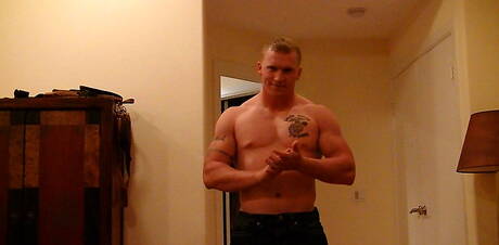 Bull Nick Tower zieht sich aus und zeigt seinen Arsch