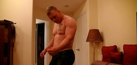 Bull Nick Tower zieht sich aus und zeigt seinen Arsch