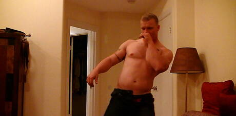 Bull Nick Tower zieht sich aus und zeigt seinen Arsch