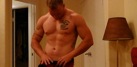 Bull Nick Tower zieht sich aus und zeigt seinen Arsch