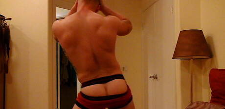 Bull Nick Tower zieht sich aus und zeigt seinen Arsch