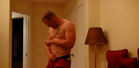 Bull Nick Tower zieht sich aus und zeigt seinen Arsch