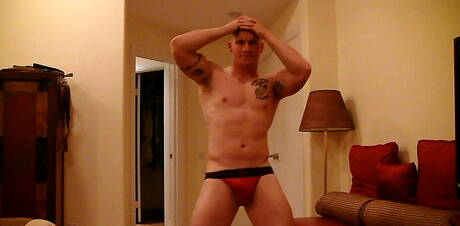 Bull Nick Tower zieht sich aus und zeigt seinen Arsch