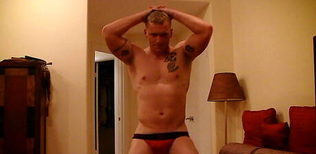 Bull Nick Tower zieht sich aus und zeigt seinen Arsch