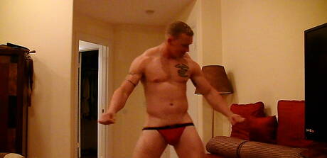 Bull Nick Tower zieht sich aus und zeigt seinen Arsch