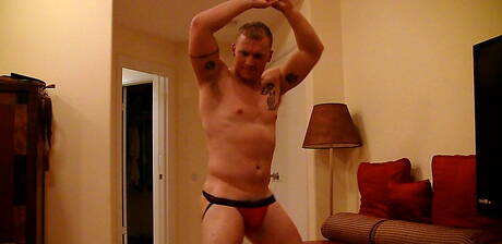 Bull Nick Tower zieht sich aus und zeigt seinen Arsch