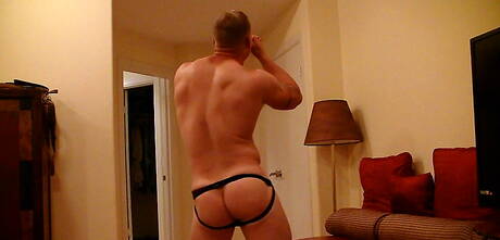 Bull Nick Tower zieht sich aus und zeigt seinen Arsch