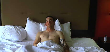 Superstudent Danny masturbuje się swoim kutasem