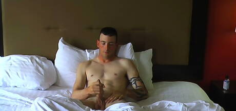 Superstudent Danny masturbuje się swoim kutasem