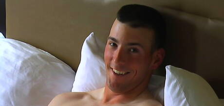 Superstudent Danny masturbuje się swoim kutasem