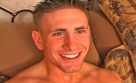 Der gut gebaute Hunter und der Superhengst Garret spielen mit dem Schwanz