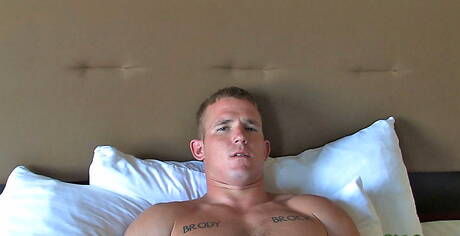 Przystojniak James bawi się penisem