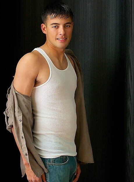 美國小男孩格雷森·蘭格裸體擺造型，露出屁股