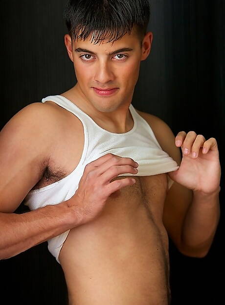 美國小男孩格雷森·蘭格裸體擺造型，露出屁股