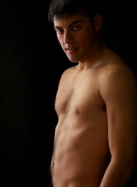 美國小男孩格雷森·蘭格裸體擺造型，露出屁股