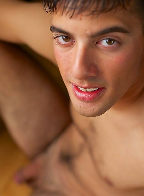 美國小男孩格雷森·蘭格裸體擺造型，露出屁股